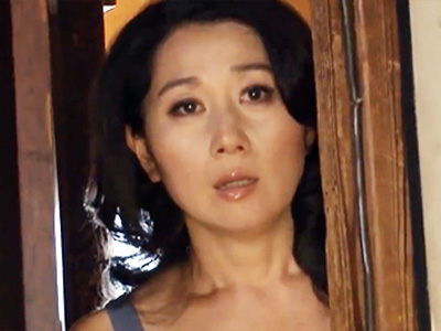 欲求不満の上品な人妻がオナニー中の息子を見て我慢できずに近親ハメｗ