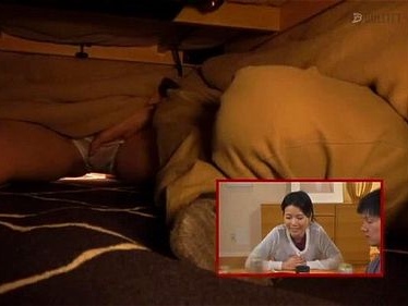 母親と呼ぶにはあまりにも若い女のカラダに欲情し勃起…相手も気持ちは同じでこっそりコタツの中でいちゃいちゃＳＥＸ