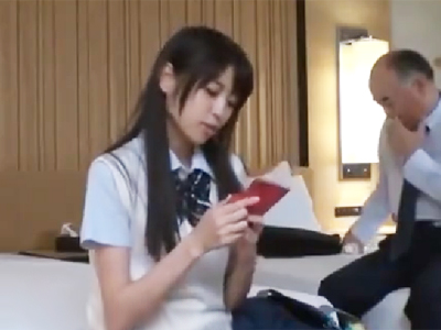 「あぁっ！！！出してえぇぇ！！！！！！」円光JKと制服着衣SEXしてスカート汚してもうたｗ