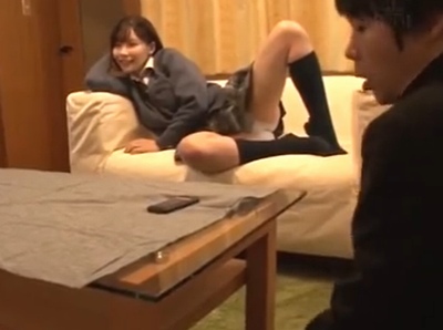 母親がいるのにパンチラ全開で誘惑してくる女子校生→鞄に忍ばせていたAVの通りに同級生を抜いてあげる痴女