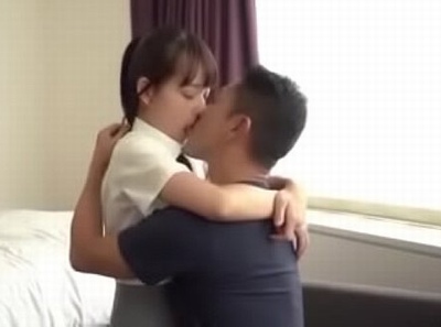 ペチャパイだけど性には積極的な女子校生がバックピストンで本気のアクメ顔