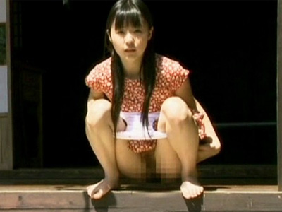 「おじさん、パンツあげる」庭で聖水するおさげのロリ美少女に不埒なイタズラをする中年男