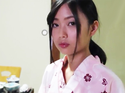 ほっそい体の浴衣美少女がおじさんたちに女体盛りされて犯されまくる