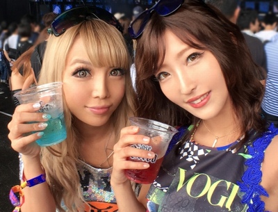 真夏の野外フェスで捕まえたノリノリギャル2人とロデオ大乱交！！！