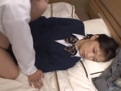 童貞後輩に頼み込まれて中出しＳＥＸ許しちゃった女子校生